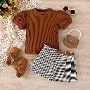 Ensemble t-shirt et jupe plissée pied-de-poule