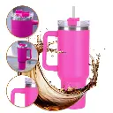 Tasse thermique pour boissons avec paille.
