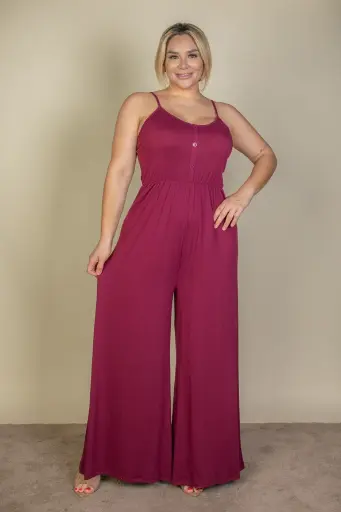 Combishort à jambes larges boutonné sur le devant.